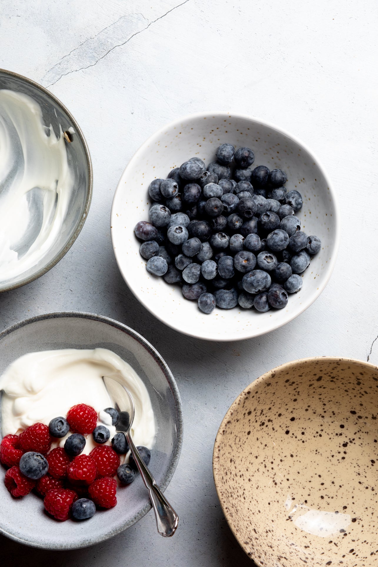 Handgemachte Steinzeug-Bowls in neutralen Farben