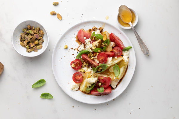 Food-Styling: Tomaten-Mozzarella-Salat mit Honig & Pistazien