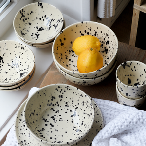 handgemachtes Geschirr aufgespritzt spritzer black dots schwarz beige keramik steinzeug