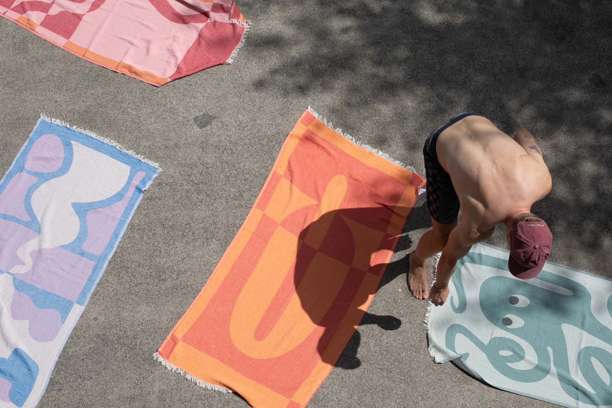 farbige strandtücher mit grafik sommer motiven in der schweiz illustrierte badtüechli aus zürich