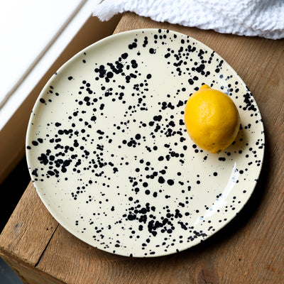 Assiette mouchetée noire vaisselle fait à la main Atelier Zurich