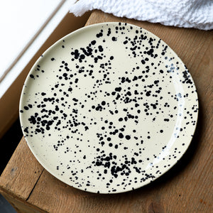 Schwarz gesprenkelter Teller Black Dots Steinzeug Geschirr Keramik handgemacht