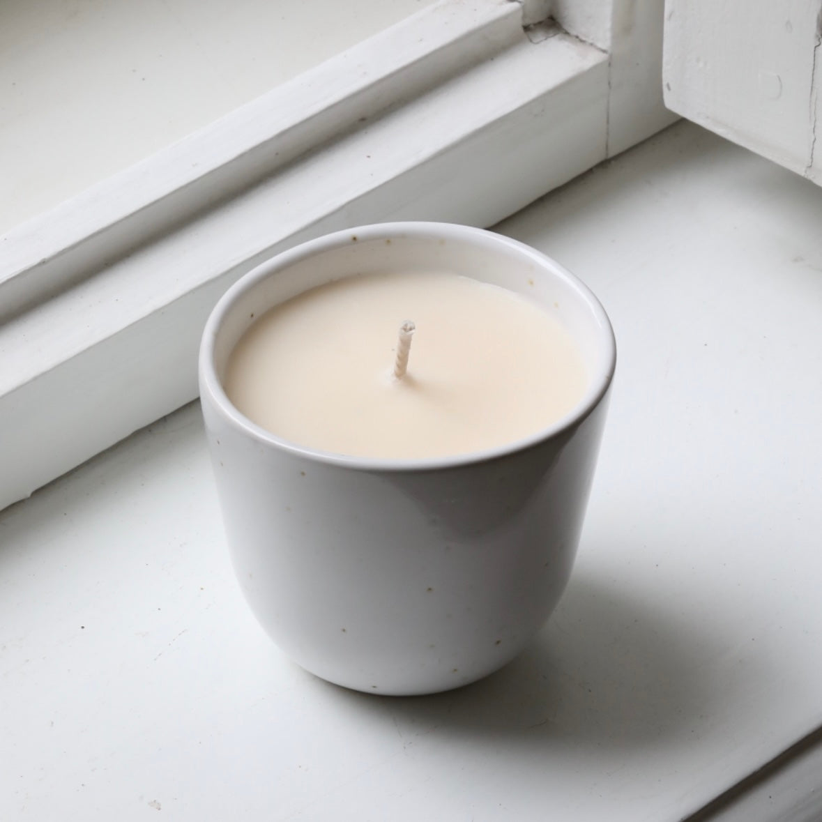 Bougie parfumée Wood dans une tasse à cappuccino