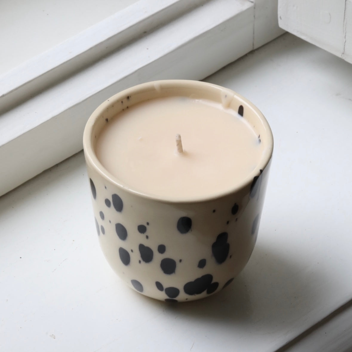 Wood scented candle in a cappuccino cup