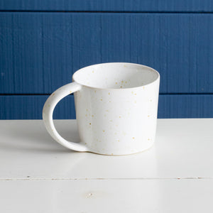 Grande tasse à thé avec anse style moderne émail blanc réactif avec spots grès cérame