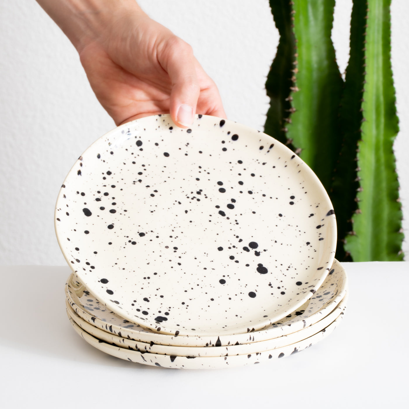 kleiner Frühstücksteller Steinzeug Teller mit schwarzen Farbtupfern Punkten handgemacht