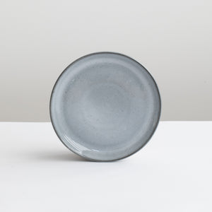 La petite assiette à tapas est bleu-gris foncé comme la mer agitée, avec un bord un peu plus fin.