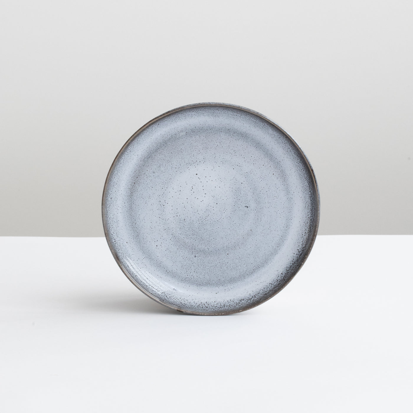 Bleu clair avec bleu foncé chiné Petite assiette ronde avec bord bleu foncé sur fond gris clair