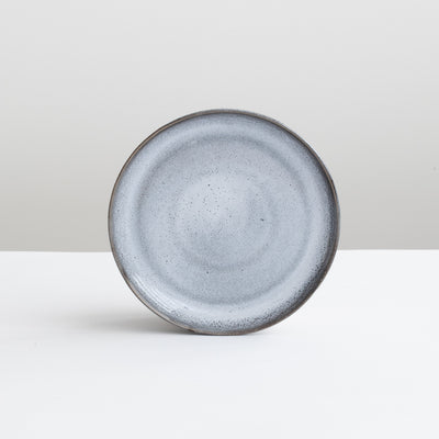 Bleu clair avec bleu foncé chiné Petite assiette ronde avec bord bleu foncé sur fond gris clair