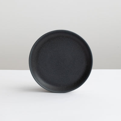 Matt black round saucer with a diameter of 15.5 cm against a light gray background