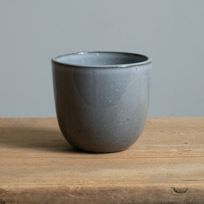 Tasse à café en grès gris foncé pour cappuccino avec glaçure réactive brillante