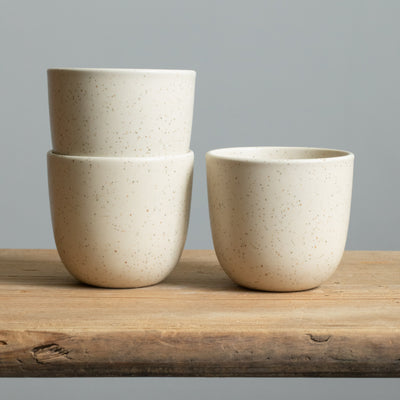 Tasses à cappuccino beige mat sur une table en bois