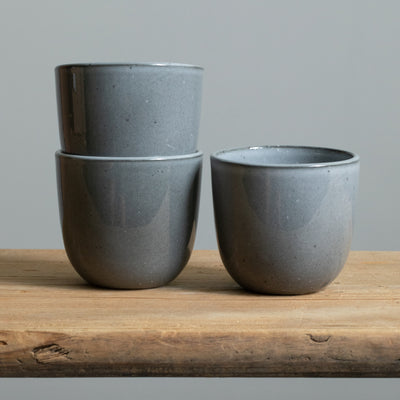Tasses à cappuccino empilées en émail gris foncé Stormy Sea en grès robuste