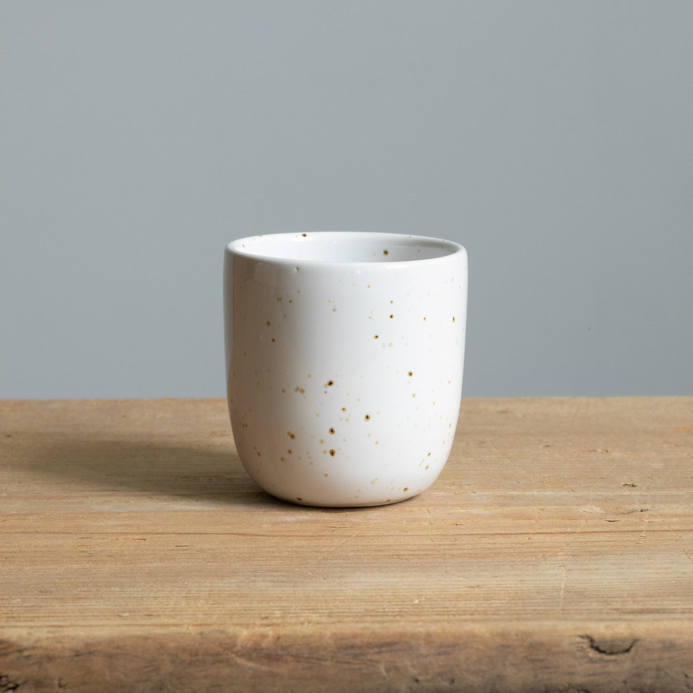 Tasse à espresso blanche à pois brun doré sans anse