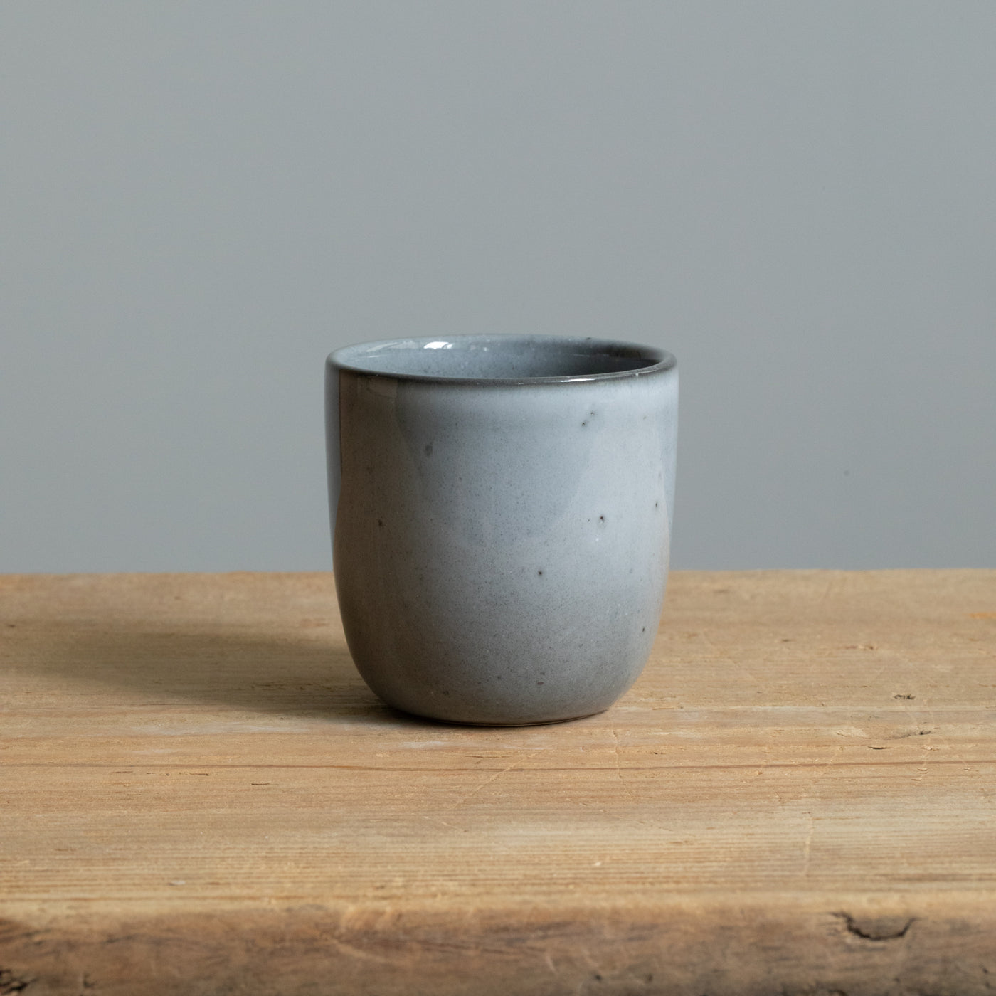 Tasse à espresso en grès gris foncé, idéale pour l'espresso macchiatto.