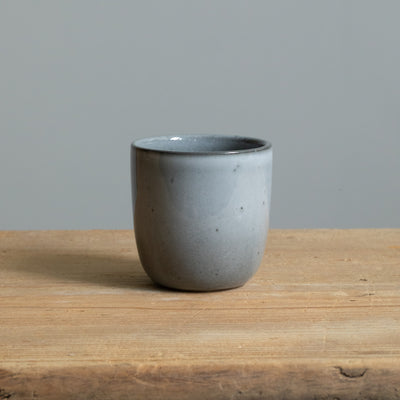 Tasse à espresso en grès gris foncé, idéale pour l'espresso macchiatto.