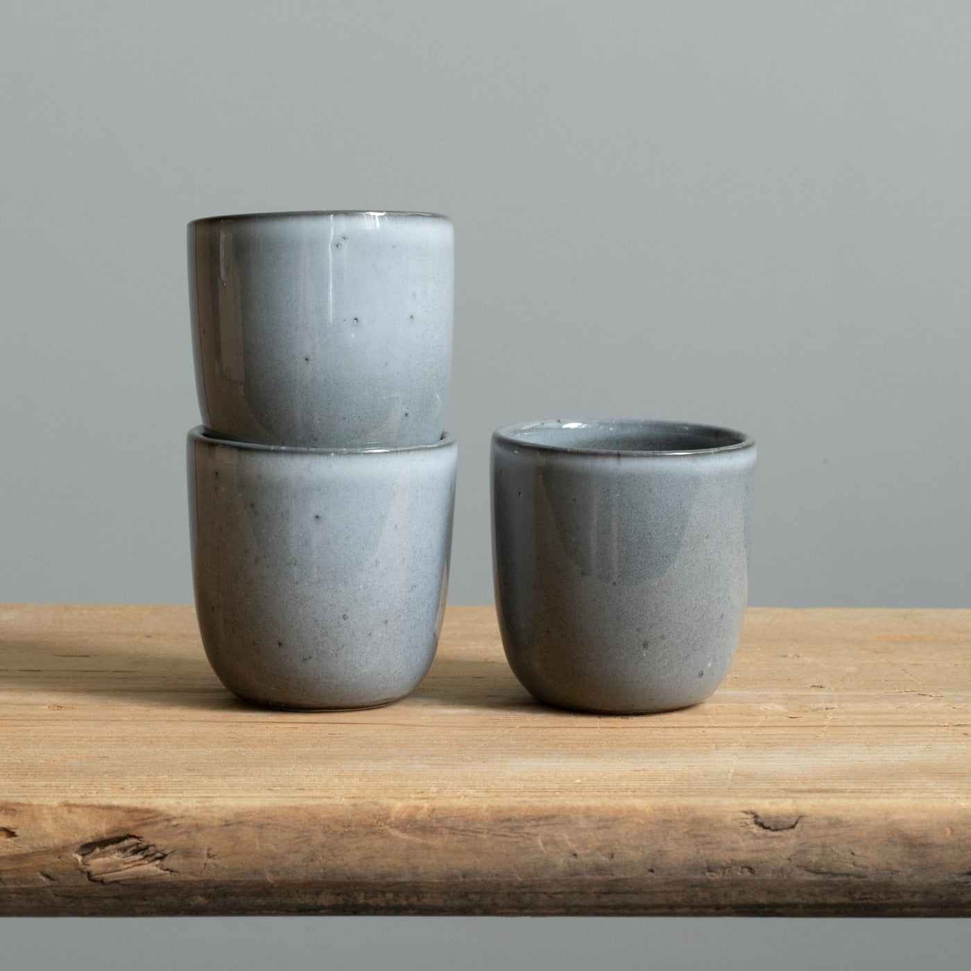 Trois gobelets ristretto gris foncé empilés, également adaptés à l'espresso