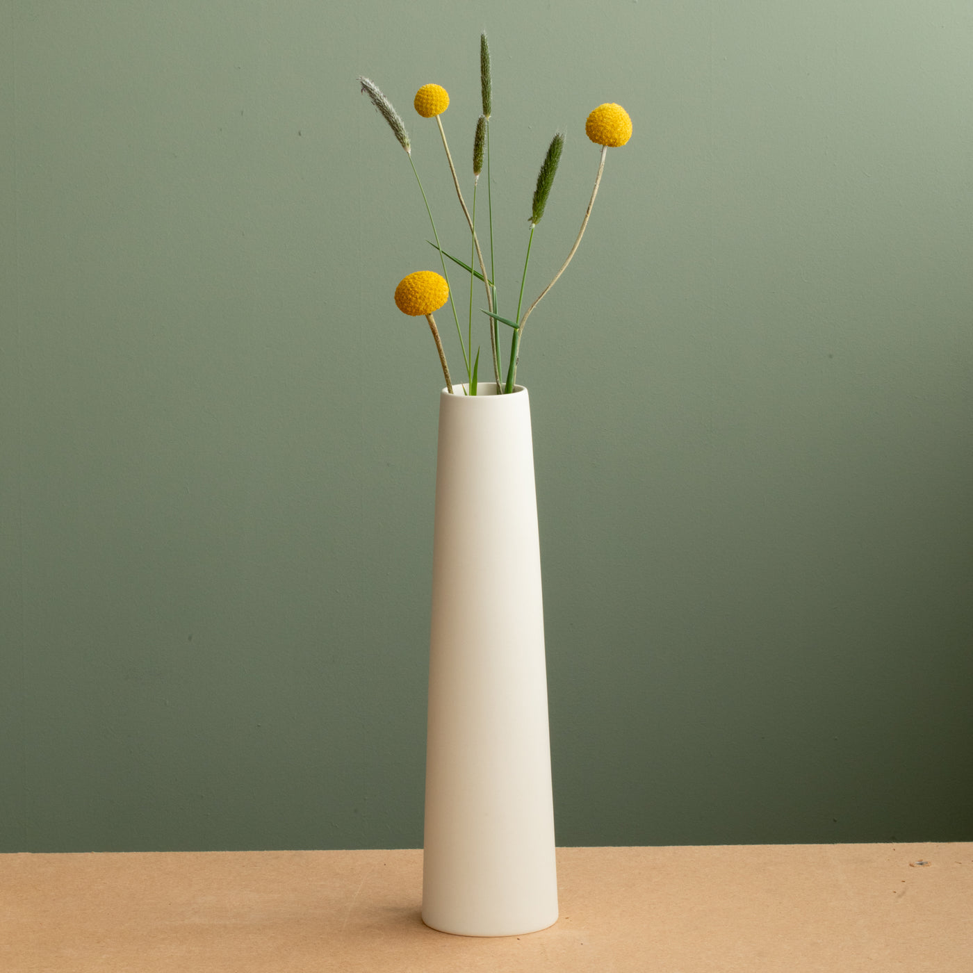 Hohe Chimney Vase inspiriert von einem Kamin in beiger Farbe mit gelben Blumen
