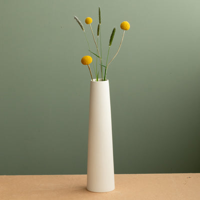Hohe Chimney Vase inspiriert von einem Kamin in beiger Farbe mit gelben Blumen