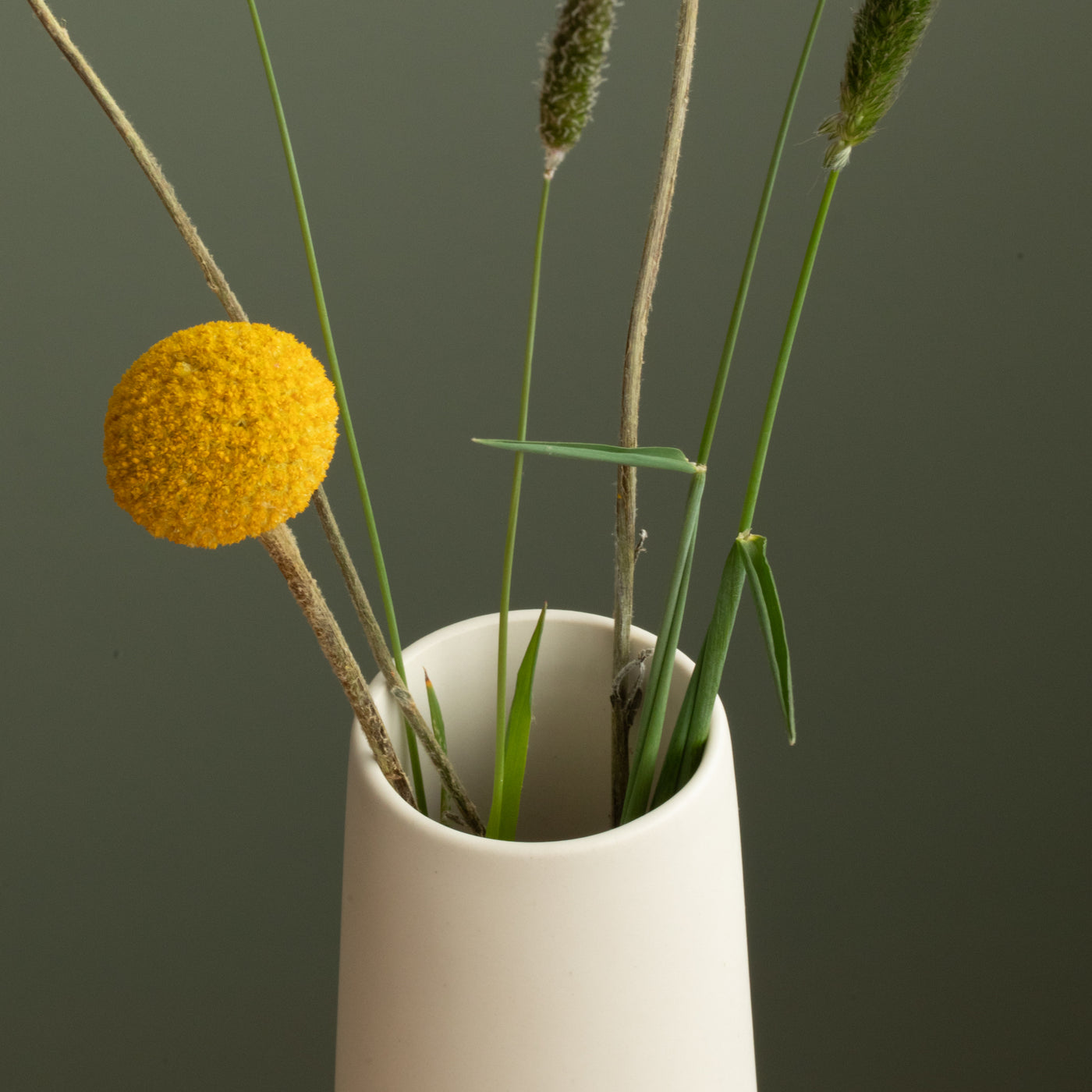 Detailauffnahme von der Öffnung der grossen Chimney Vase in beiger Farbe