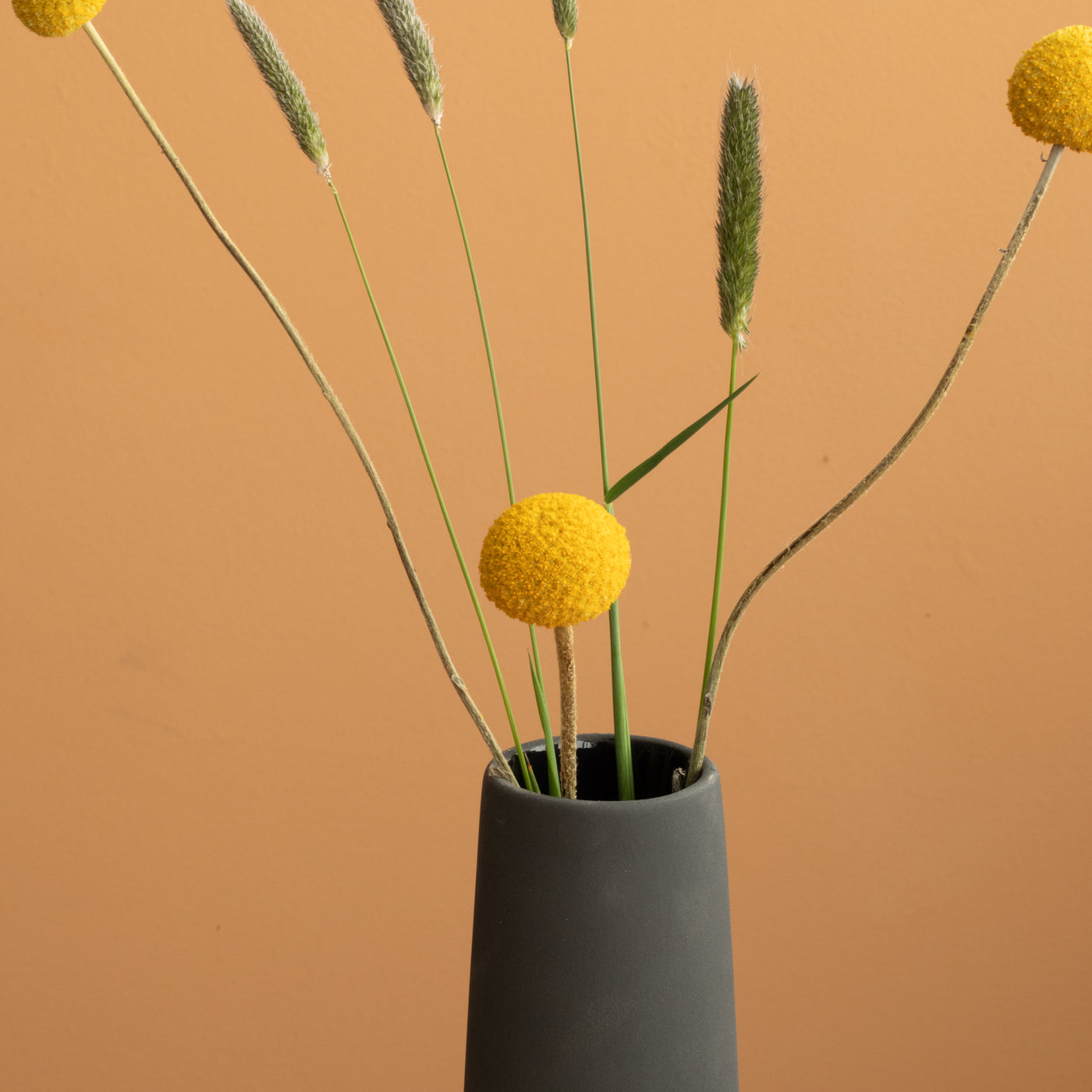 Grosse hohe schmale Vase perfekt für dünne Blumen in matt schwarzer Farbe Detailaufnahme der Öffnung
