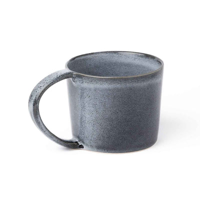 Grosse Teetasse mit Henkel in modernem Stil mit blau melierter reaktive Glasur