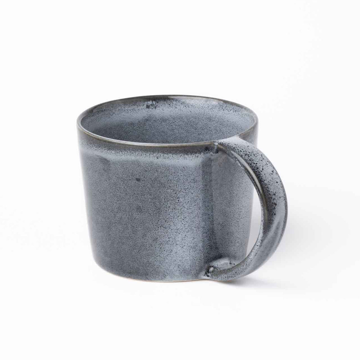 Grosse blaue Teetasse mit einem Henkel der vom oberen bis zum unteren Rand reicht