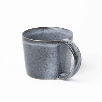 Grosse blaue Teetasse mit einem Henkel der vom oberen bis zum unteren Rand reicht