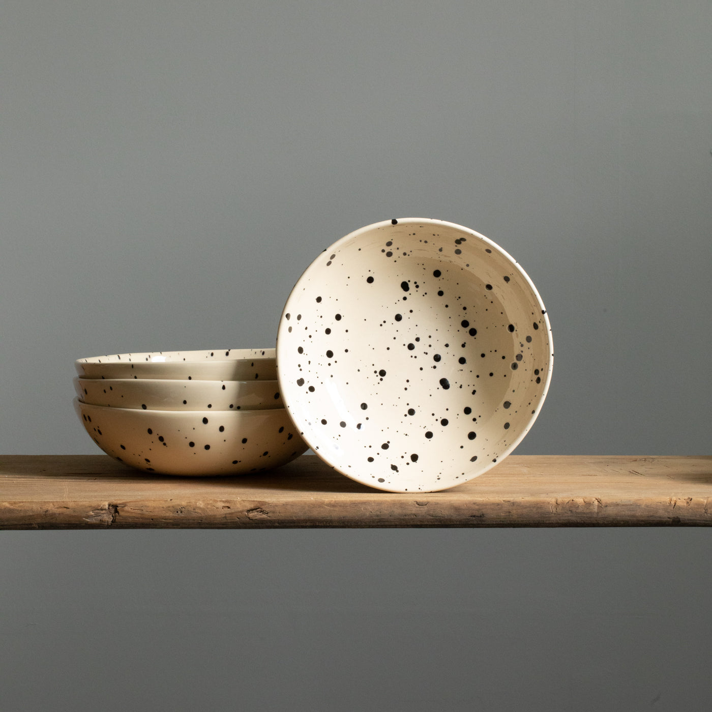 Grosser runder Pasta Teller Black Dots