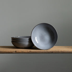 Assiette creuse pour pâtes empilée et dressée en émail Blue Sand 