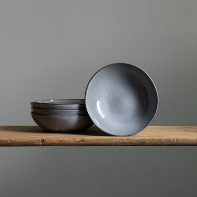 Assiette creuse pour pâtes empilée et dressée en émail Blue Sand 