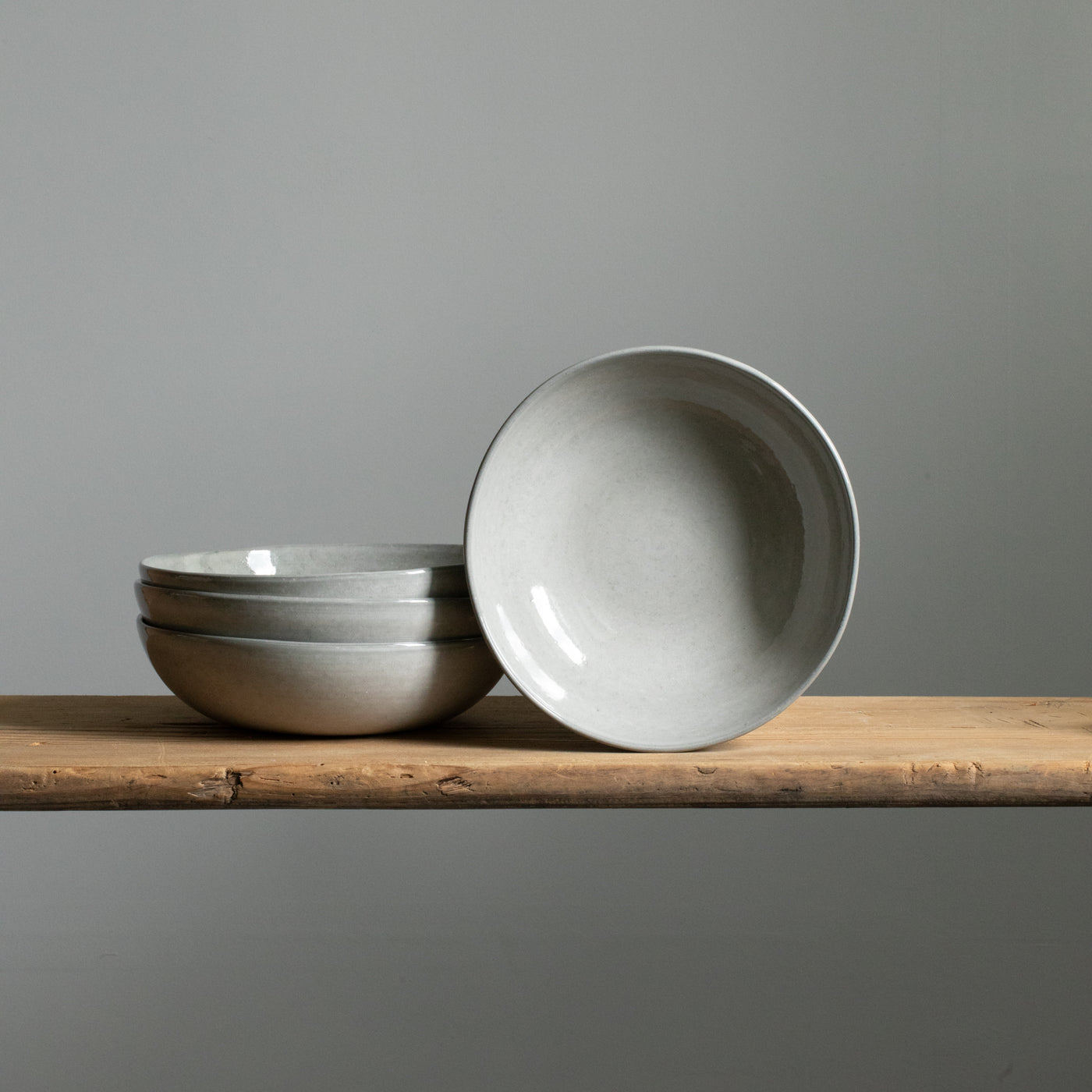 Grande assiette à pâtes ronde et robuste en grès de qualité gastronomique en émail réactif gris clair