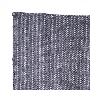 Detailaufnahme eines 150x200cm grossen Teppichs in dunkelgrau mit feinen weissen Linien handgewoben
