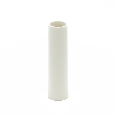 Kurze schmale Vase in beiger Farbe vor weissem Hintergrund freigestellt