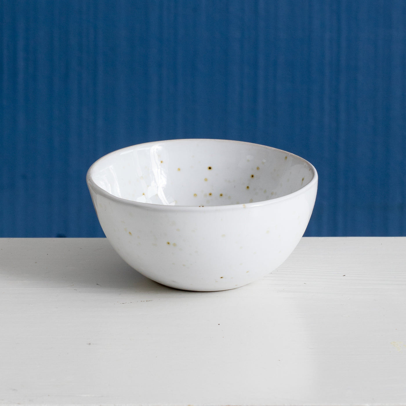 Petite boîte à tremper avec glaçage réactif blanc et mouchetures dorées sur fond bleu