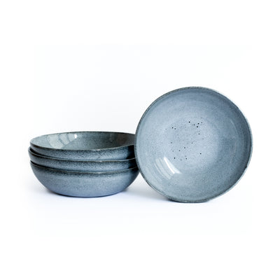 Plats principaux Assiette de pâtes en glaçage bleu chiné détachée sur fond blanc