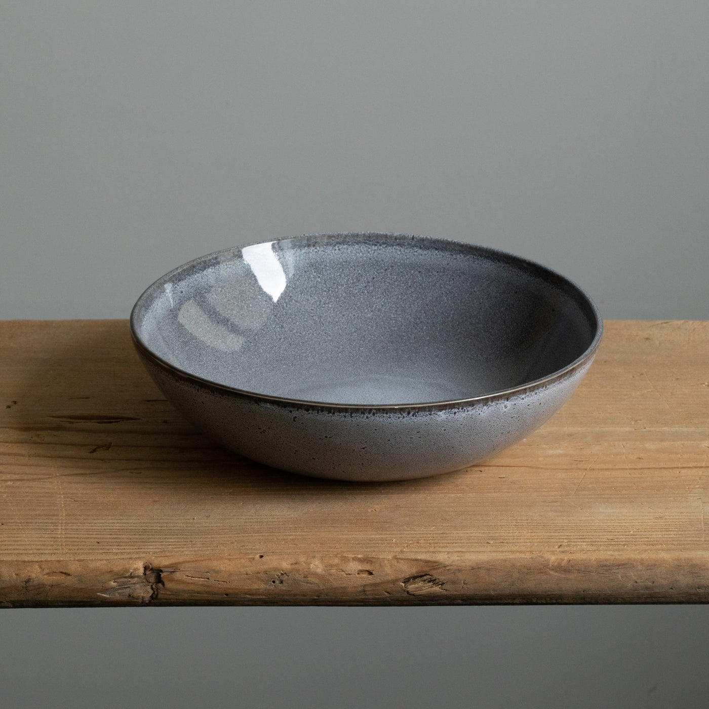 Assiette creuse bleue chinée parfaite pour les soupes ou les plats de pâtes photographiée de dessus