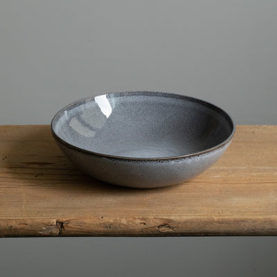 Assiette creuse bleue chinée parfaite pour les soupes ou les plats de pâtes photographiée de dessus