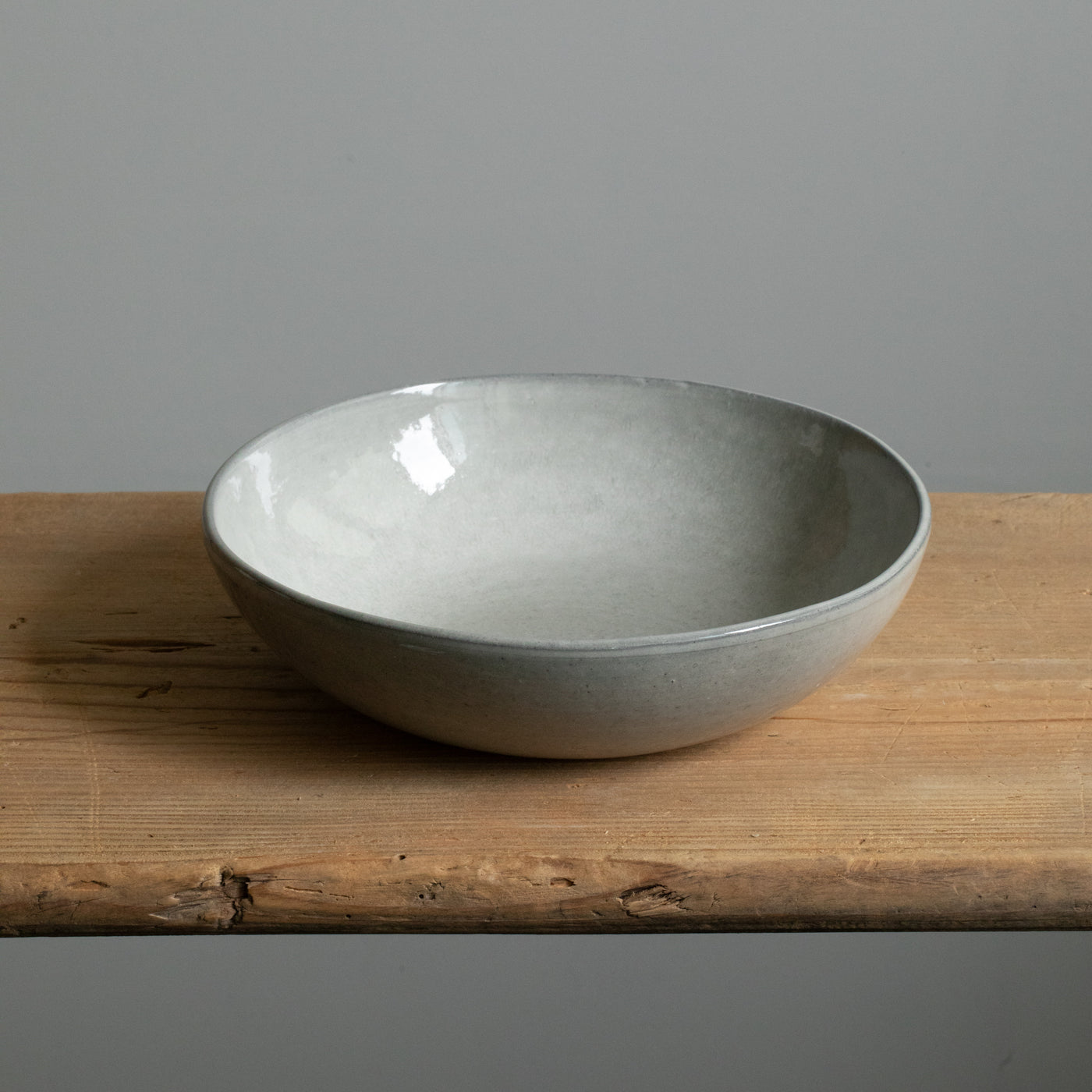 Bord gris clair ouvert vers l'extérieur convient comme assiette à pâtes 