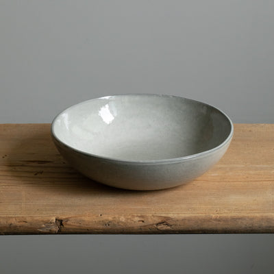 Bord gris clair ouvert vers l'extérieur convient comme assiette à pâtes 