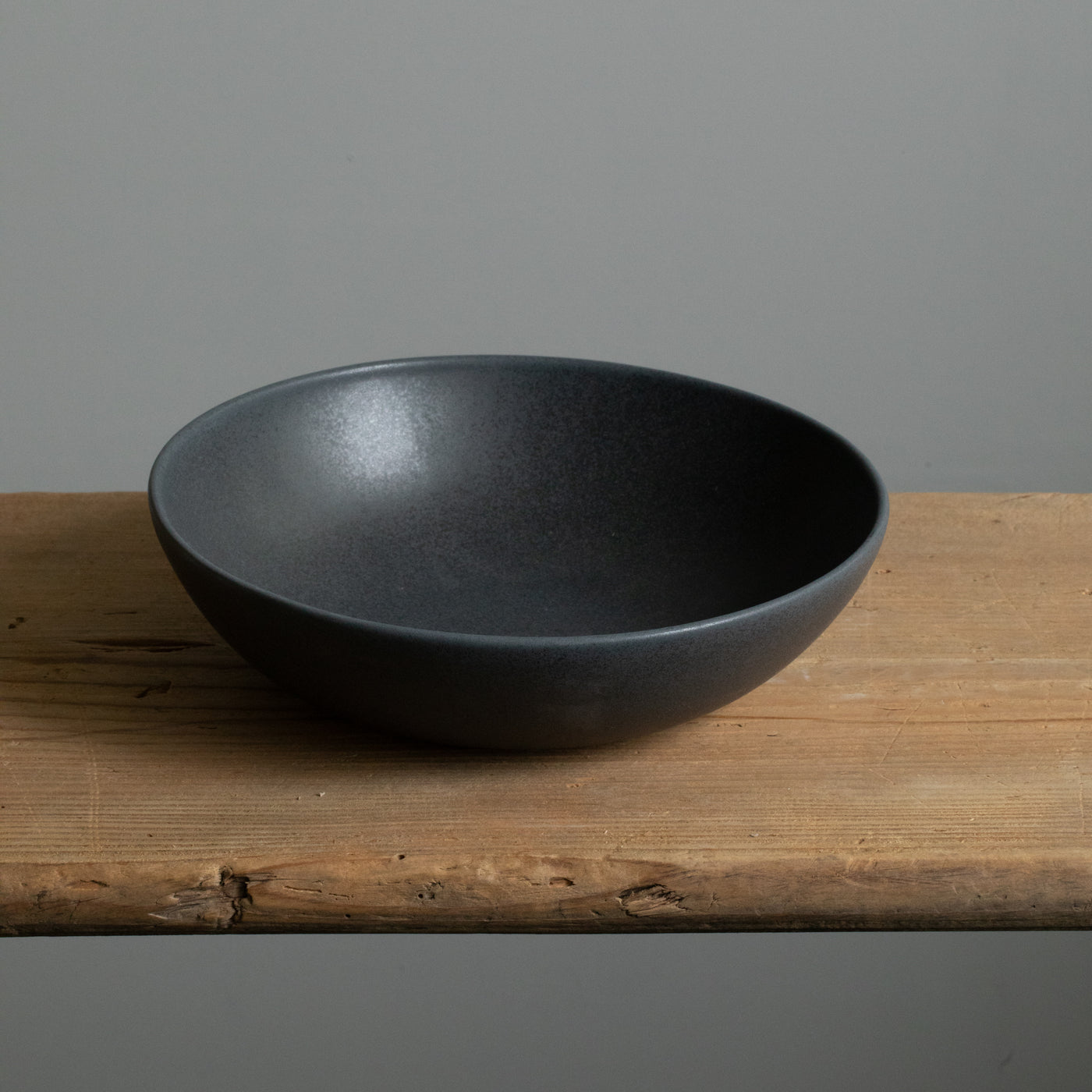 Assiette à pâtes noire mate en grès vue de dessus 