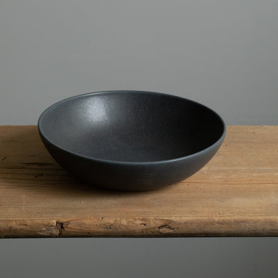 Assiette à pâtes noire mate en grès vue de dessus 