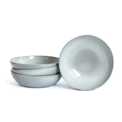Assiette creuse empilable gris clair pour pâtes détachée sur fond blanc