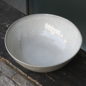 Light gray salad bowl made of stoneware clay with reactive glaze with a 3.5 liter capacity