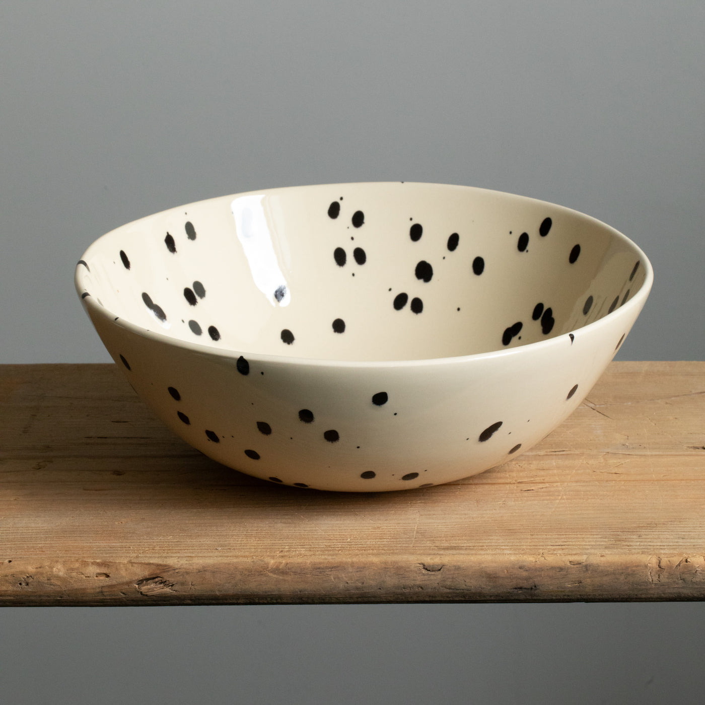 Large bowl suitable for salad or dough in the color cream with black splashes of color