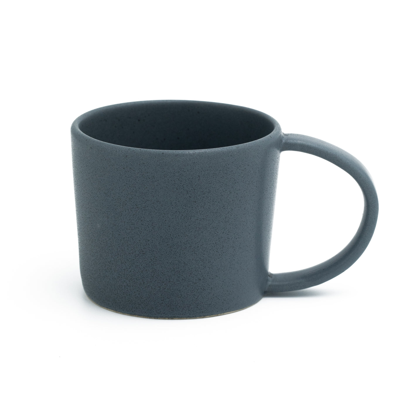 Mattschwarte Tee Tasse mit 400ml Fassungsvermögen vor weissem Hintergrund freigestellt