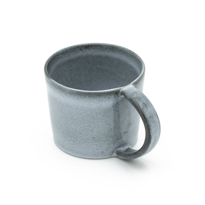 Blaue grosse Teetasse mit Henkel freigestellt vor weissem Hintergrund