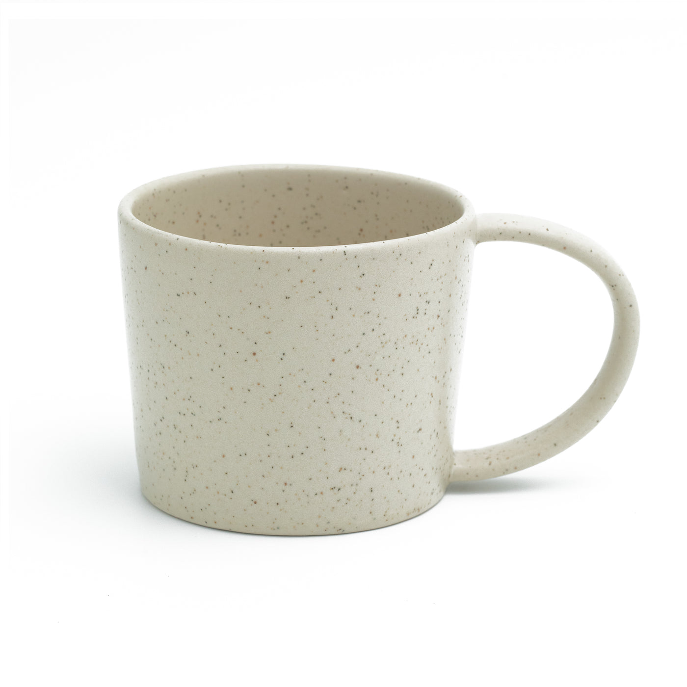 Mattbeige Tee Tasse mit Henkel freigestellt vor weissem Hintergrund