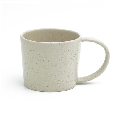 Mattbeige Tee Tasse mit Henkel freigestellt vor weissem Hintergrund