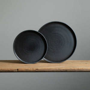 Plate set with matt black flat plates with straight angled edge